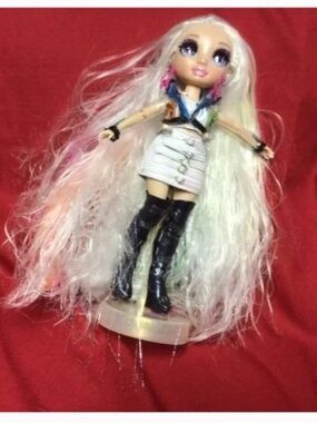 Rainbow High doll, Amaya